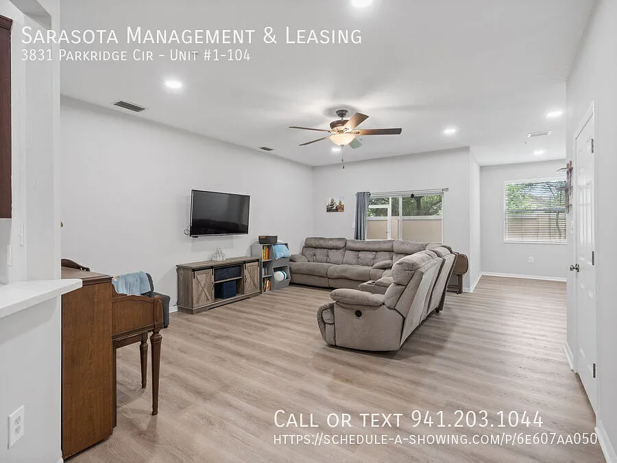 3 Bed 2.5 Bath Townhome with Den in Parkridge! — Photo 4
