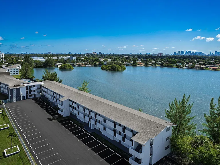 9-web-or-mls-LakeShore_Presidential_DJI_0204