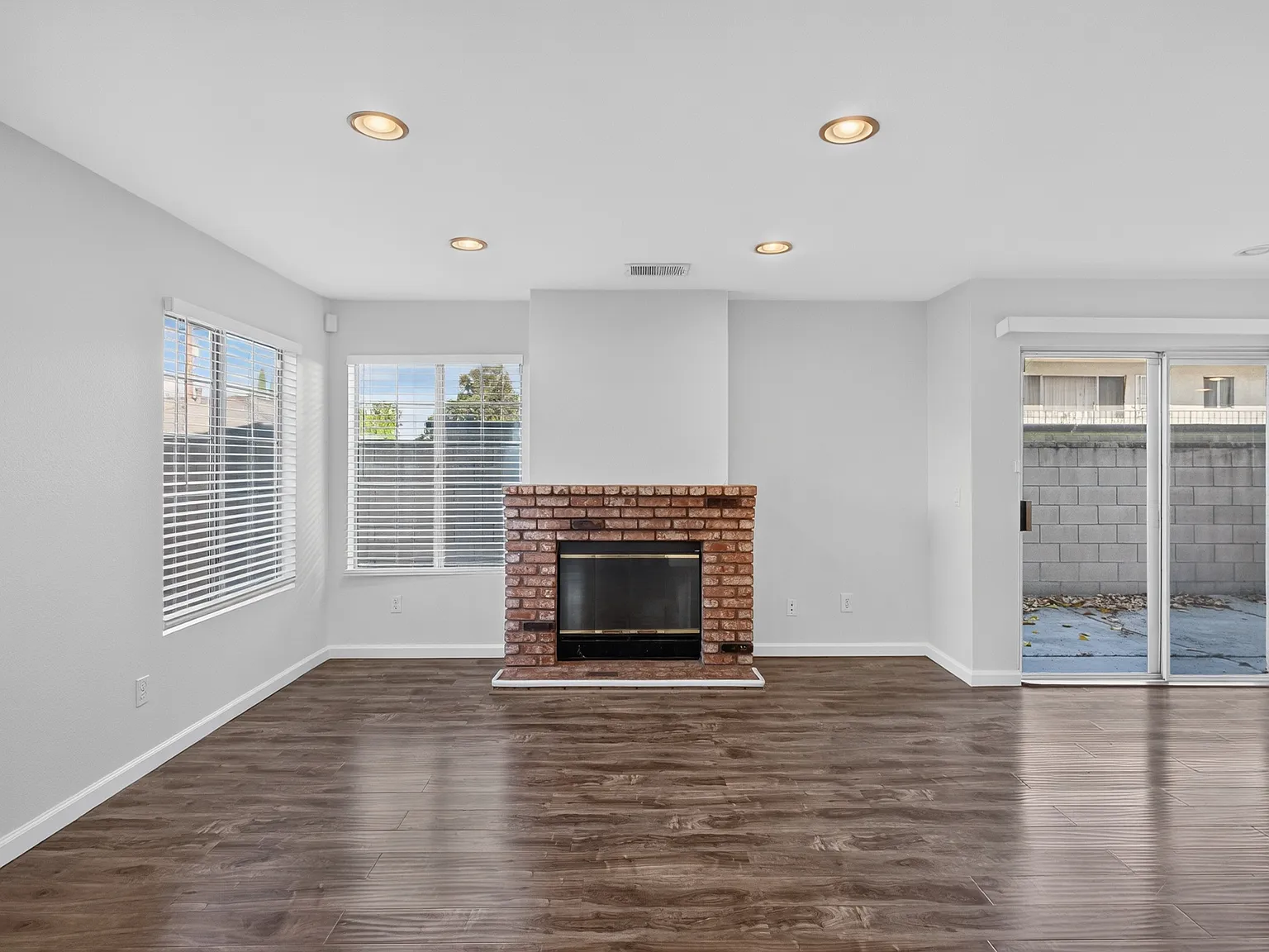 3 bed, 2.5 bath, 1523 sqft, $3,650 — Photo 3