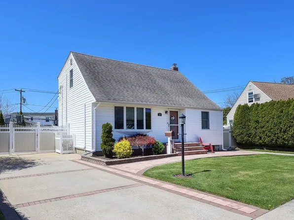 29 North Drive, Hicksville, NY 11801