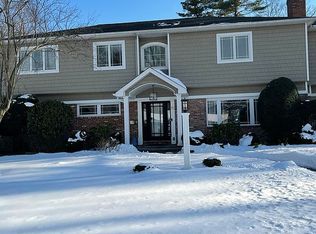 42 Highfield Ln, Roslyn Heights, NY 11577