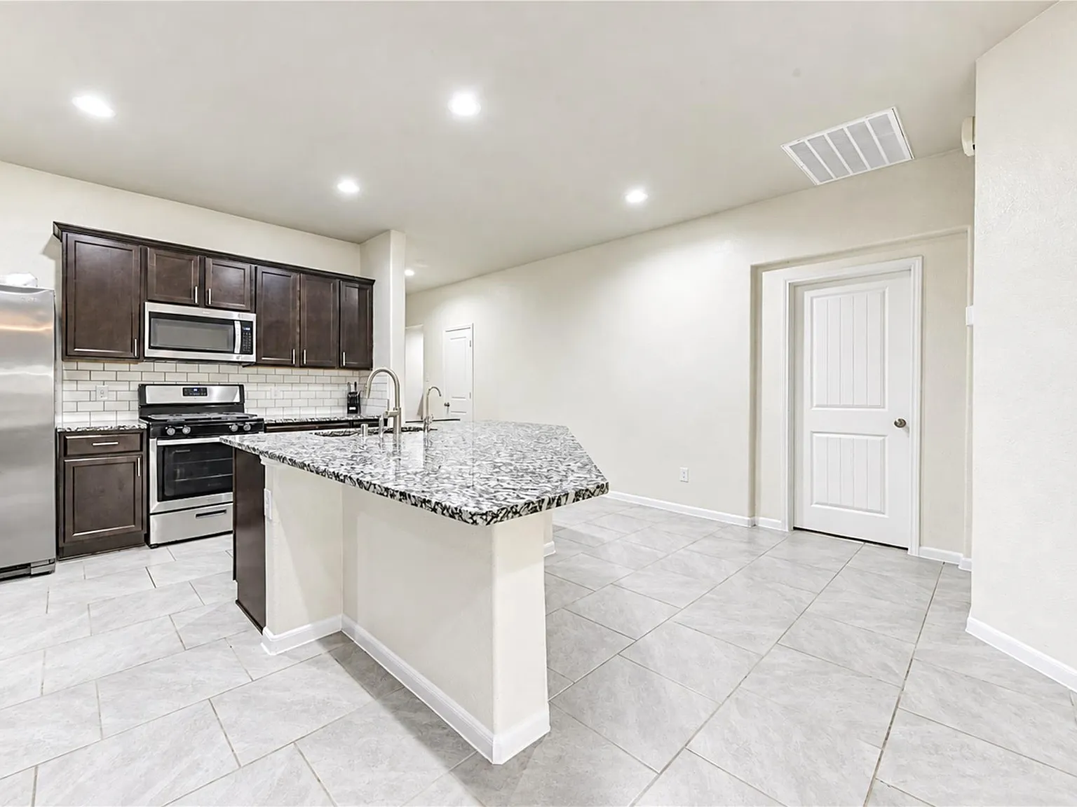 4 bed, 4.0 bath, 2098 sqft, $2,150 — Photo 4