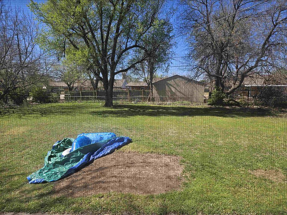 2nd image of 1814 Field Dr