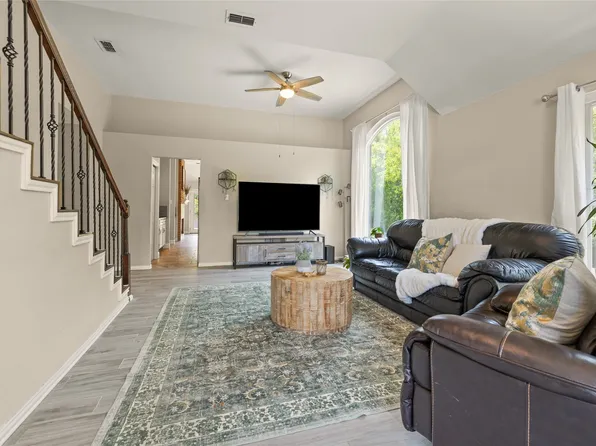 8420 Birchleaf Ct, Dallas, TX 75249