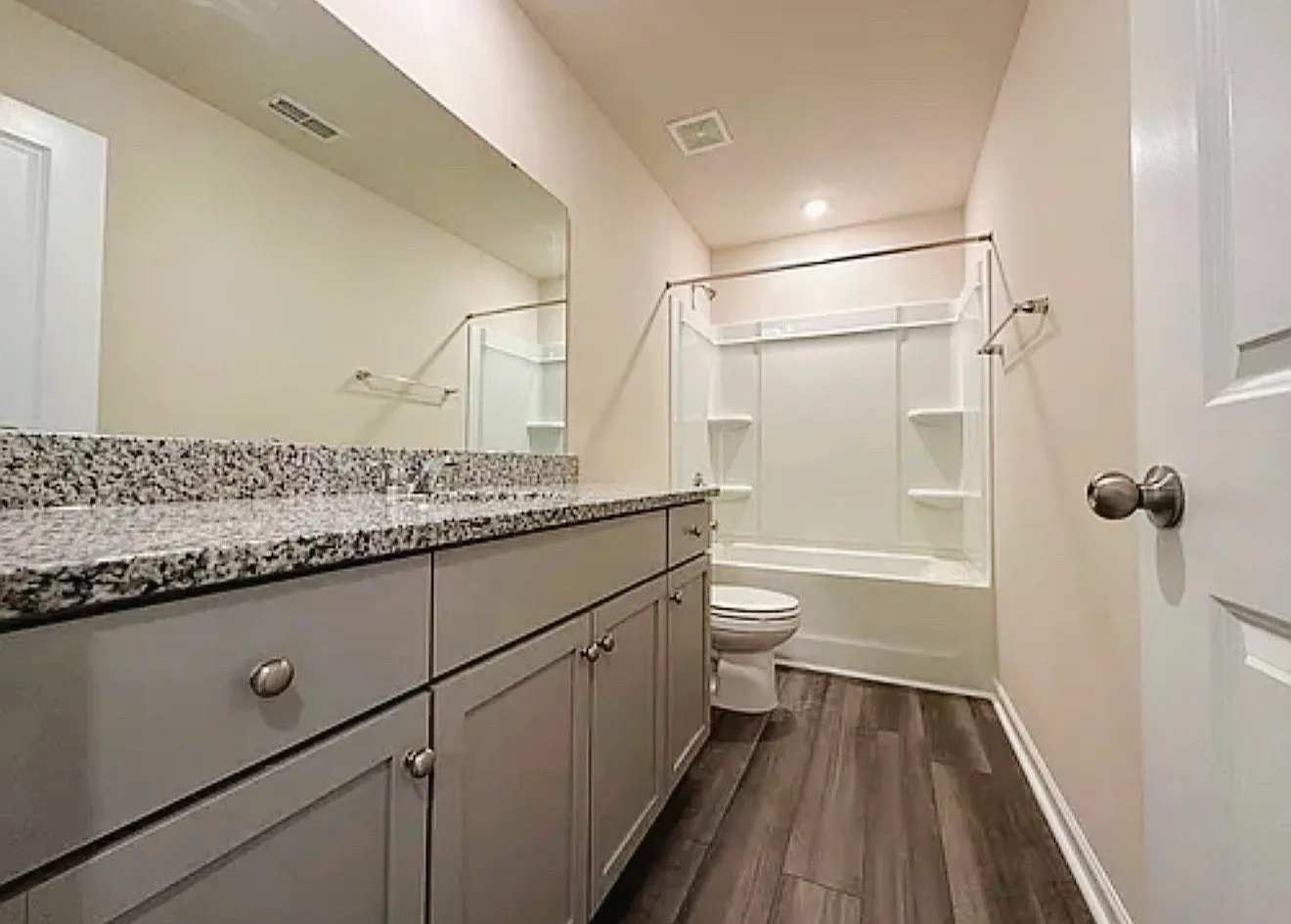4 bed, 2.5 bath, 2337 sqft, $2,295 — Photo 4
