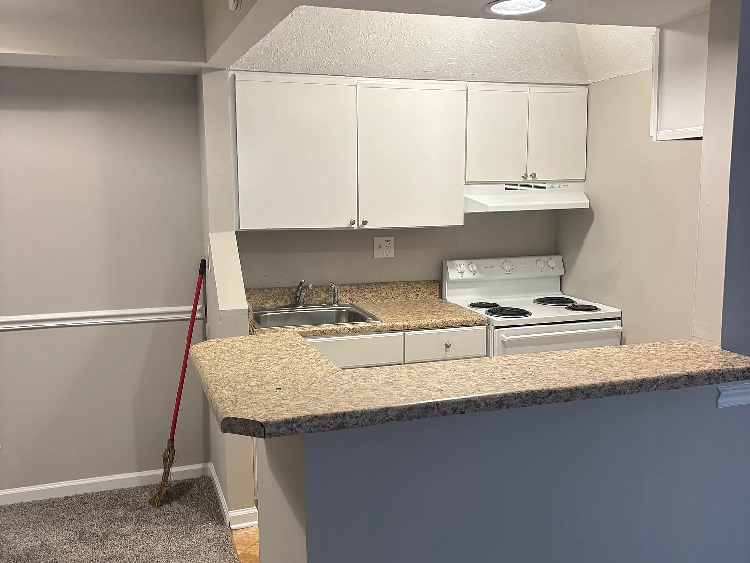 2 bed, 704 sqft, $1,300 — Photo 3