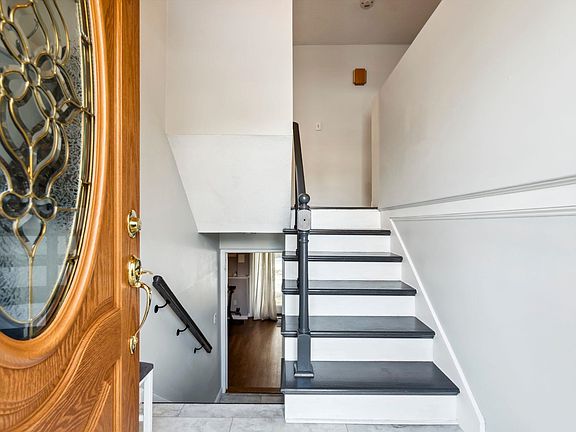 5th image of 8 Parkview Avenue