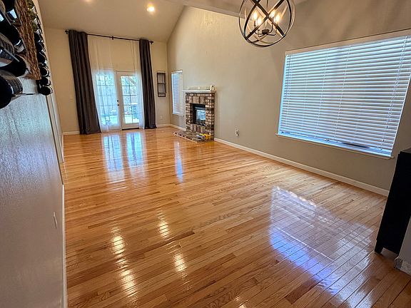 4th image of 823 Mary Caroline Dr