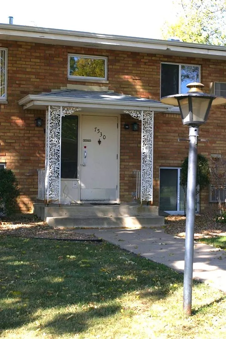 Akins/Oliver Apts - 7530 — Photo 2