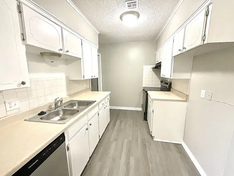 2 bed, 1.5 bath, 1100 sqft, $1,250 — Photo 3