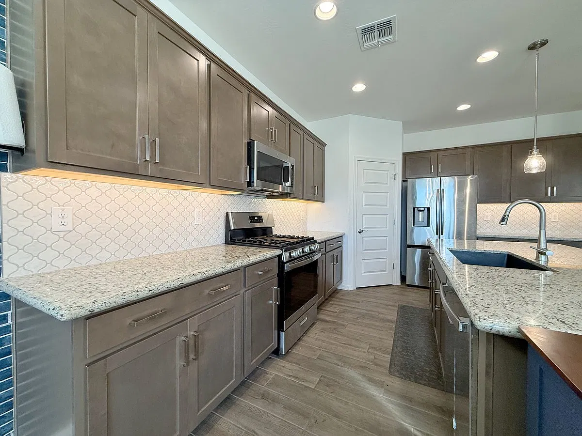 16759 W Canterbury Dr — Photo 2