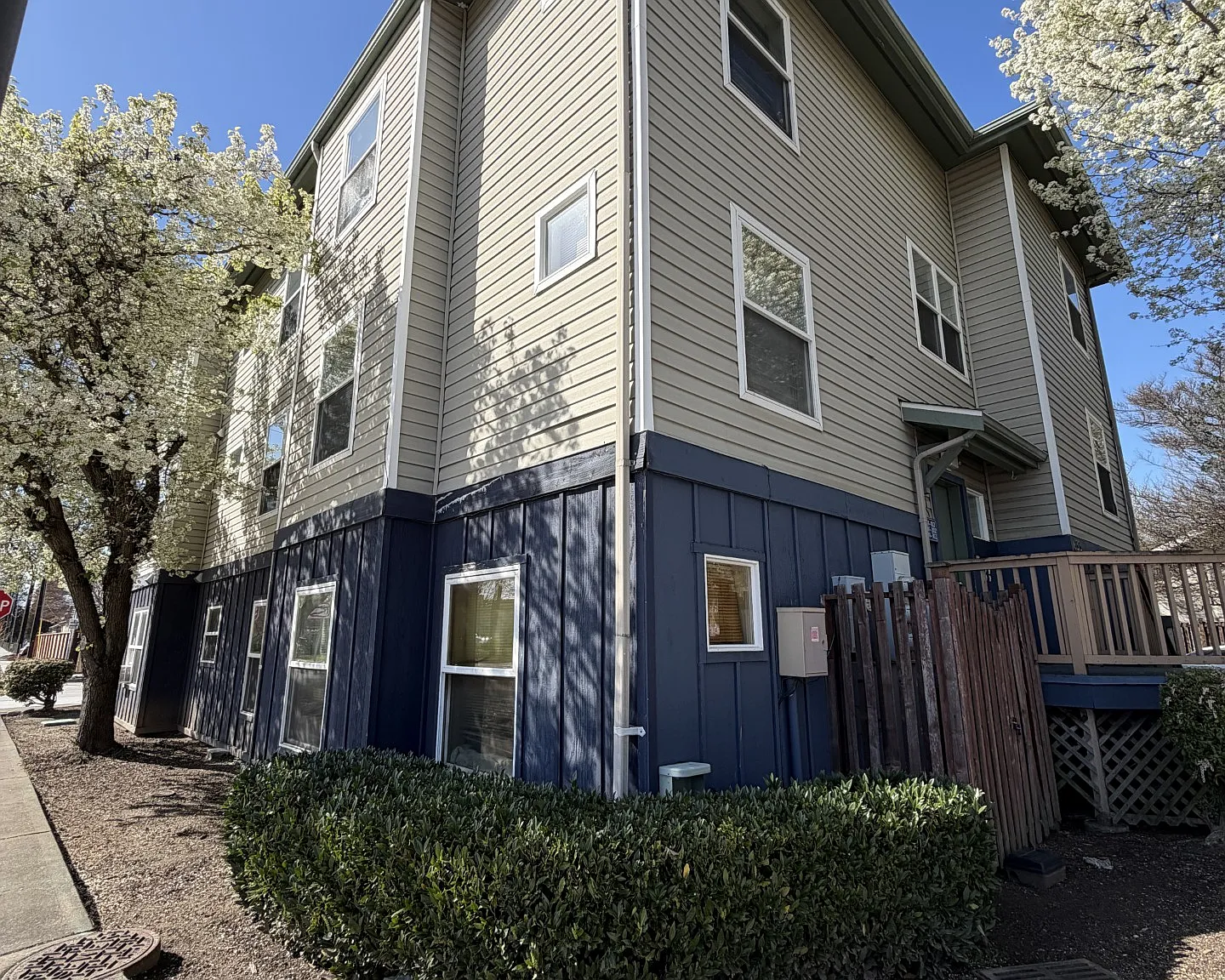 3 bed, 855 sqft, $1,939 — Photo 1
