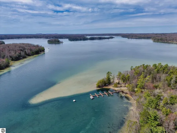 7695 Gingerwood Dr, Traverse City, MI 49685