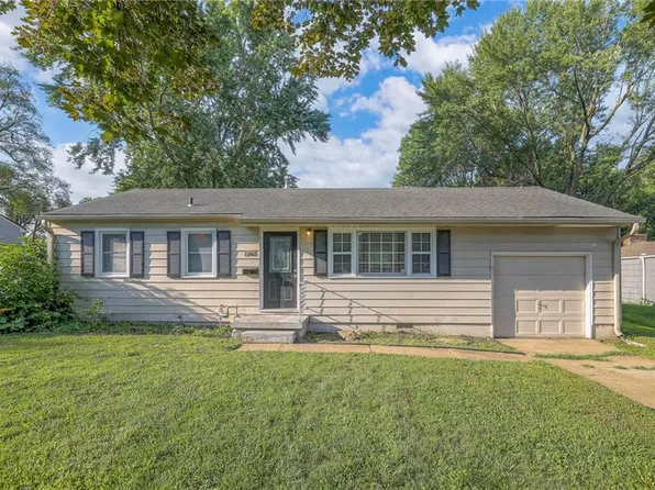 1203 Skyline Dr, Grandview, MO 64030