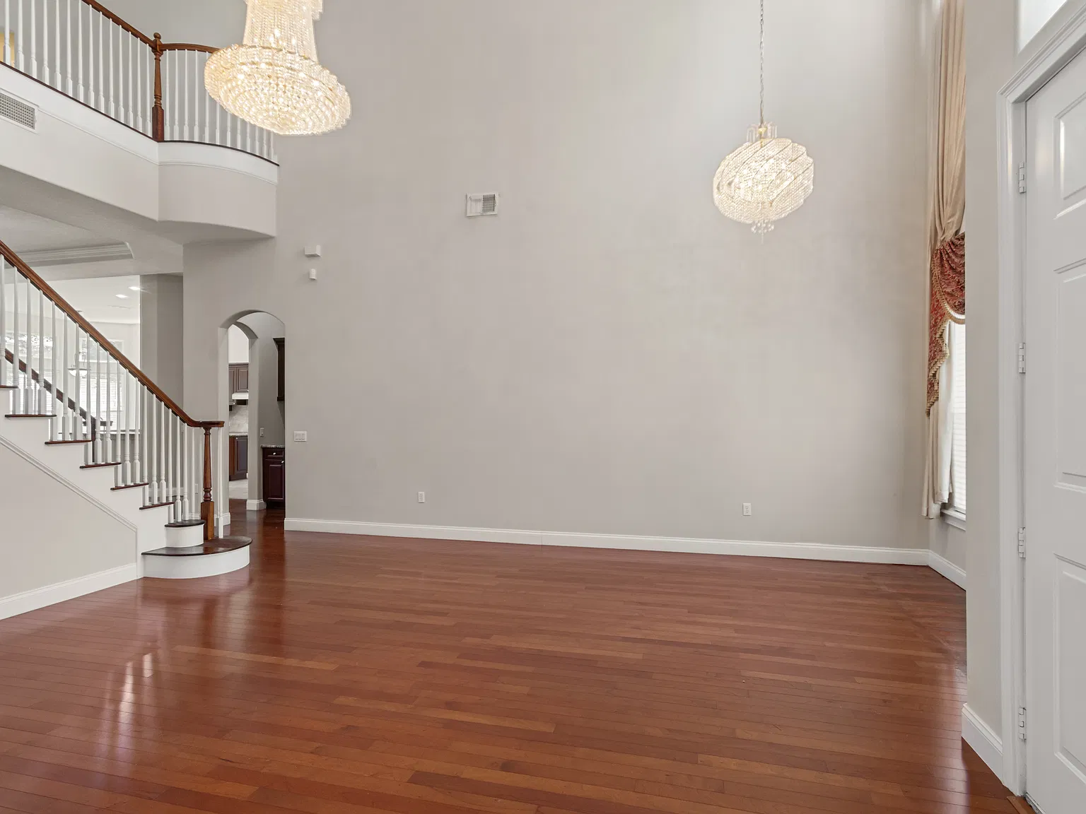 5 bed, 4.5 bath, 3652 sqft, $5,205 — Photo 3