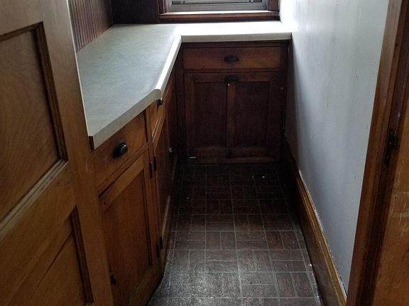 3rd image of 1052 Dayton Ave