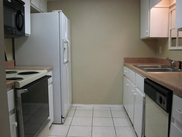 2401 Leon St #210 — Photo 10