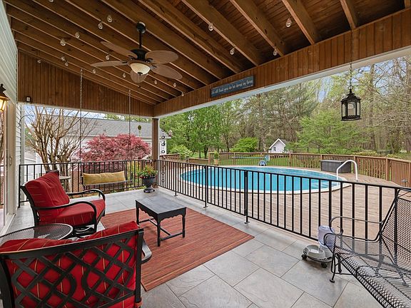 3rd image of 2815 Deerhaven Dr