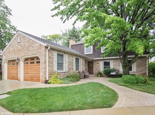 1274 Barneswood Dr, Downers Grove, IL 60515