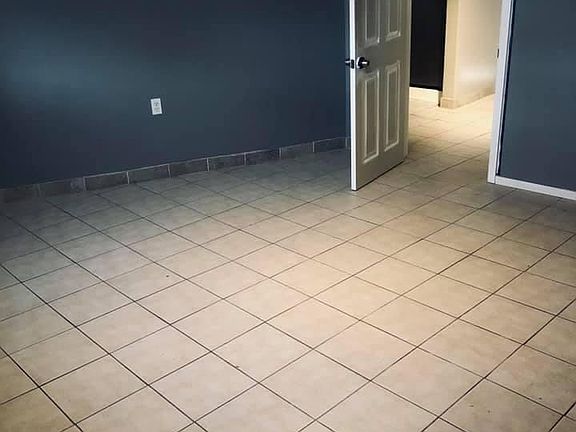 LARGE Bedroom With Walk In Closet