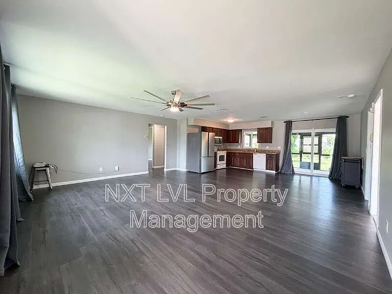 205 SE 18th St — Photo 3