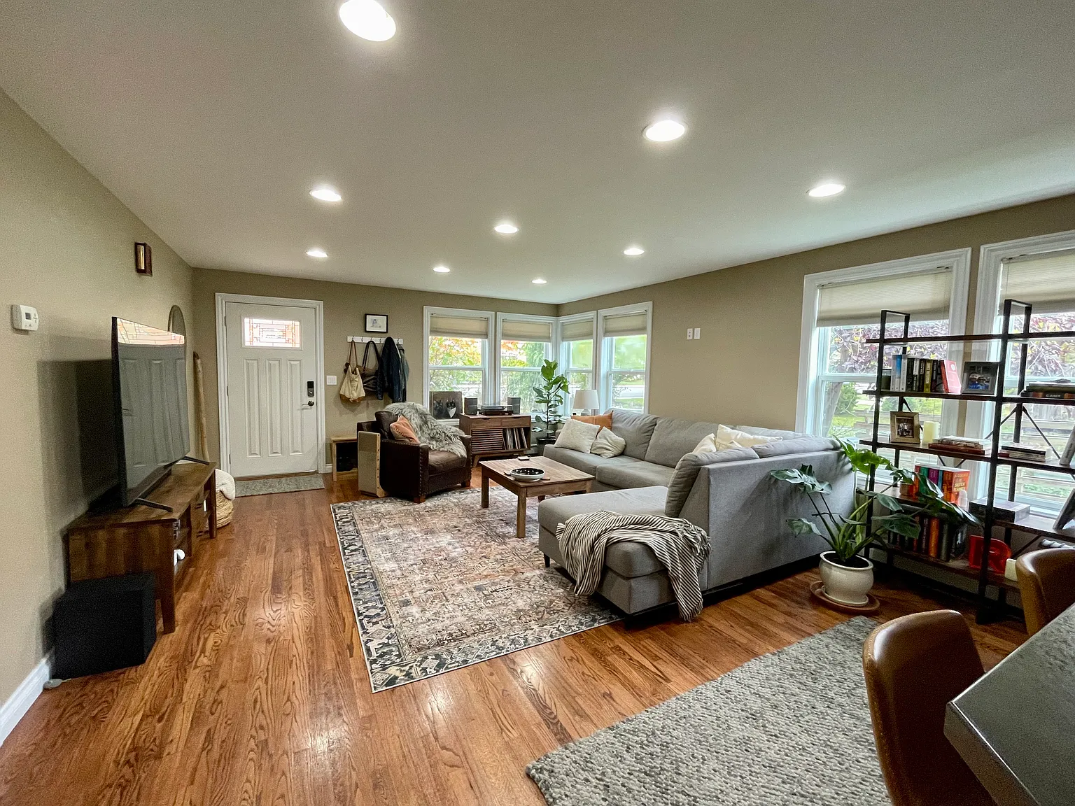 4 bed, 2400 sqft, $3,250 — Photo 2
