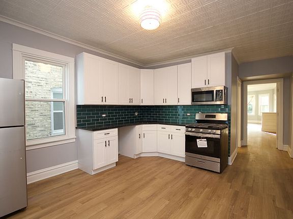 3rd image of 3031 N Hamlin Ave #2