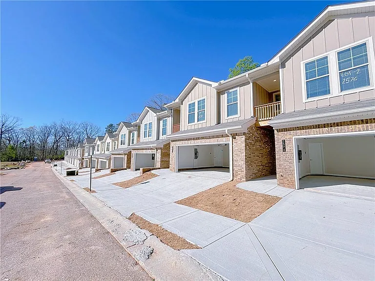 2586 Mills Commons Dr — Photo 2