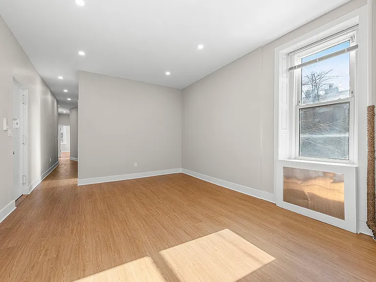 48-20 Vernon Blvd #2 — Photo 2