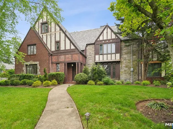 380 Maple Hill Dr, Hackensack, NJ 07601