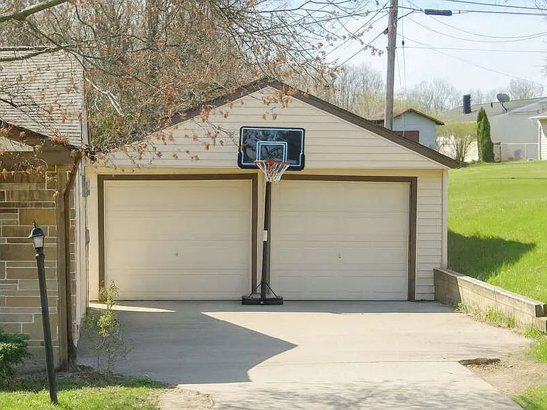 25240 Sandhurst Rd — Photo 17