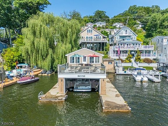 3rd image of 320 Lakeside Ave