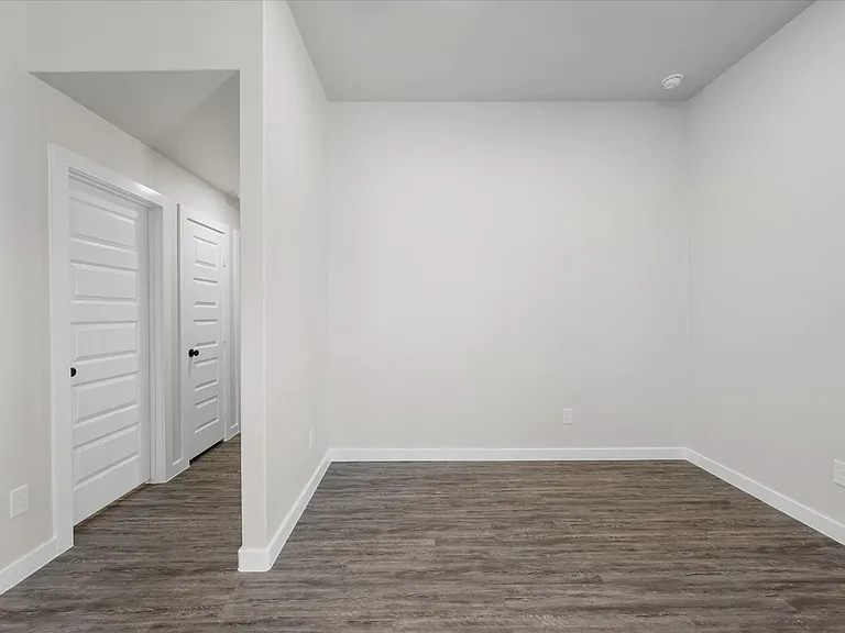 2028 Kenwood Ave — Photo 8
