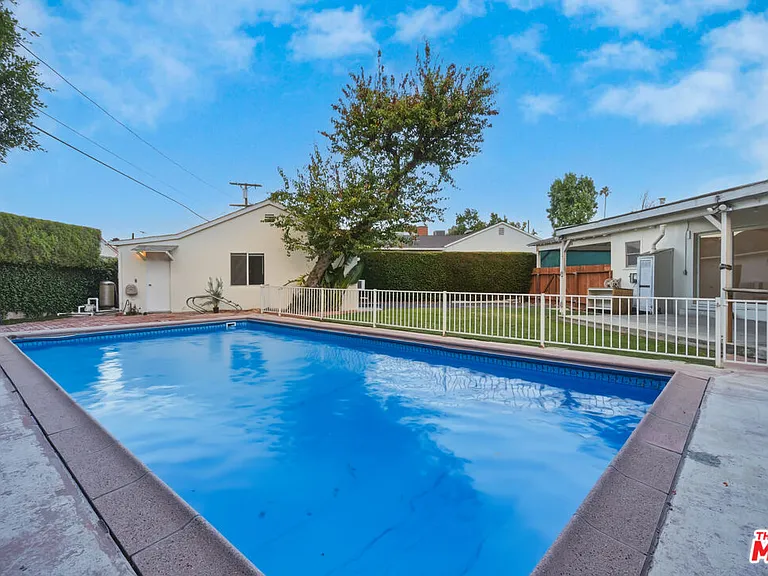 12811 Cumpston St — Photo 35