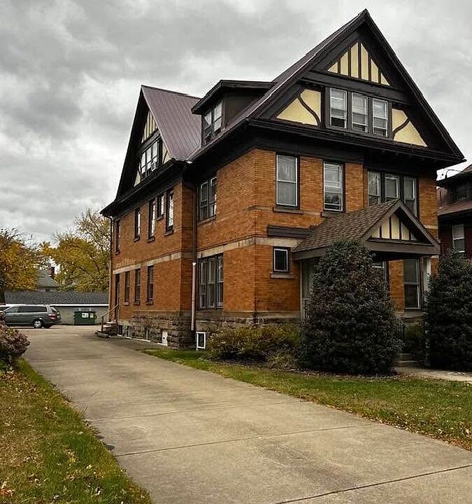 1st image of 422 W 10th St #8