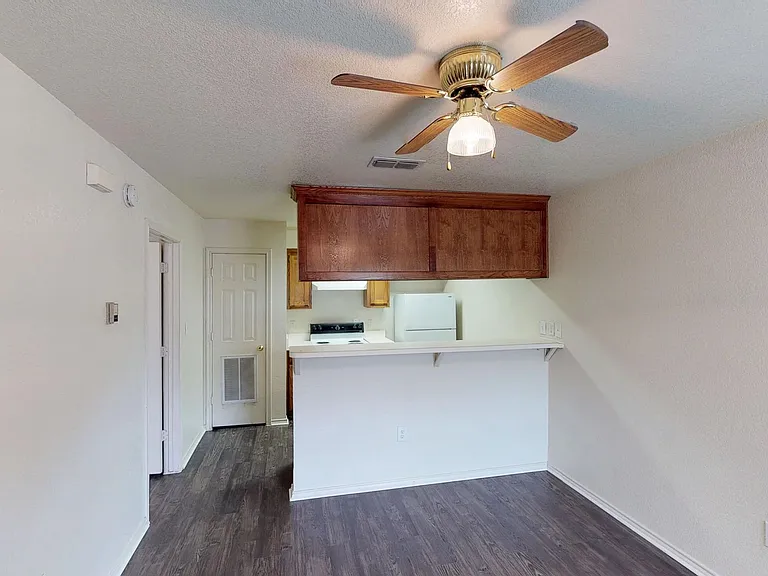 713 W Mulberry St — Photo 3