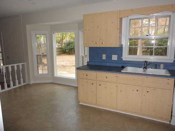 3rd image of 113 Tiffany Ln