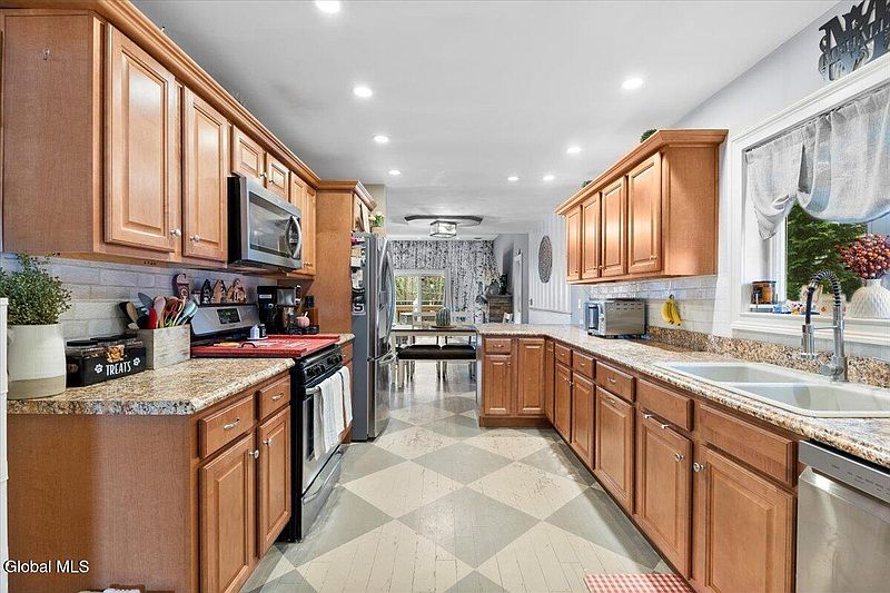 5th image of 949 Hudson Avenue