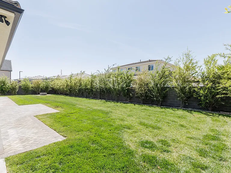 1621 W Approach Ln — Photo 43