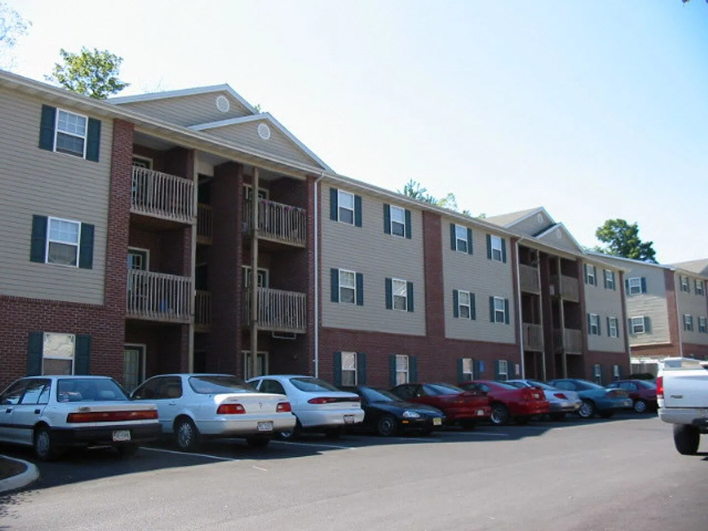 4 Bedroom 2 Bath Apartment 3rd Floor — Photo 2