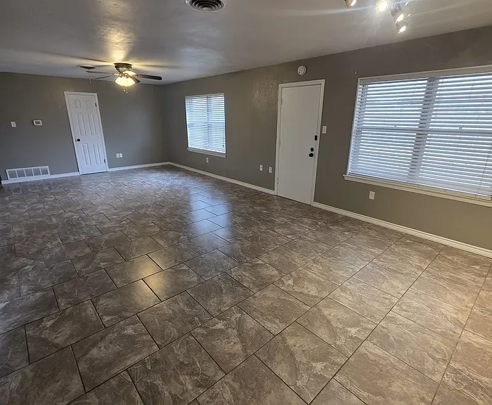3311 W Shandon Ave — Photo 9