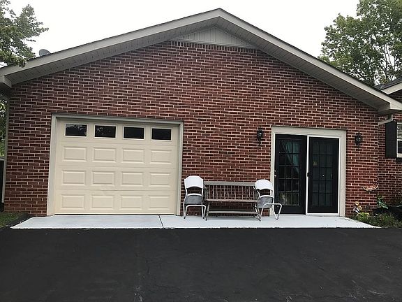 Garage, entrance to family r