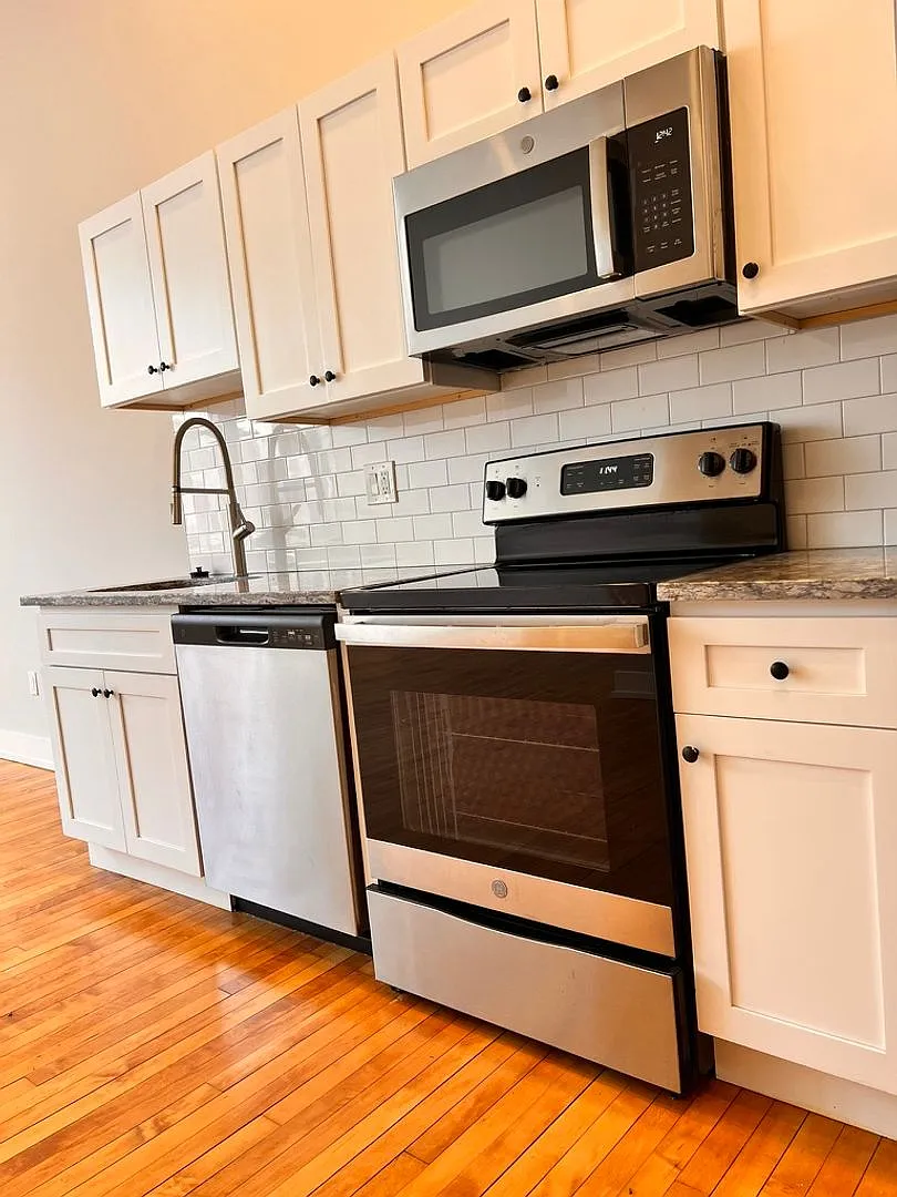 Modern Loft Style Studio with Hardwood floors, High Ceilings and stainless Steel Appliances. — Photo 1