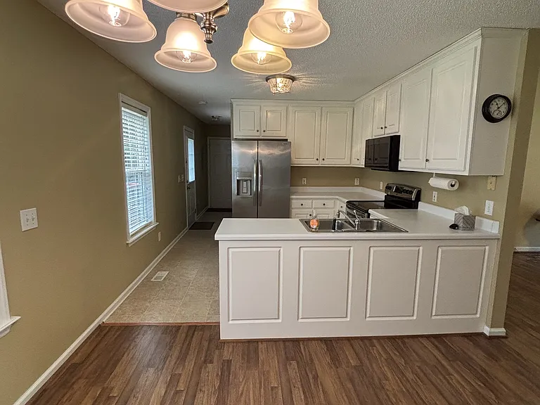 60 Stratford Dr — Photo 23