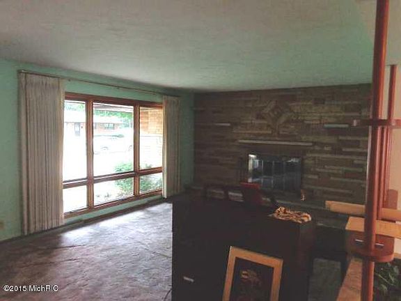 4th image of 308 Claremont St