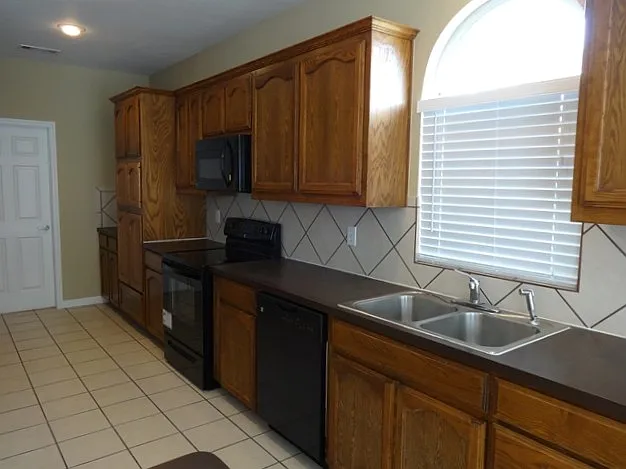 4 bed, 2.5 bath, 2535 sqft, $2,750 — Photo 2