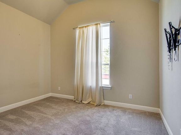 4th image of 1108 Steele Ln