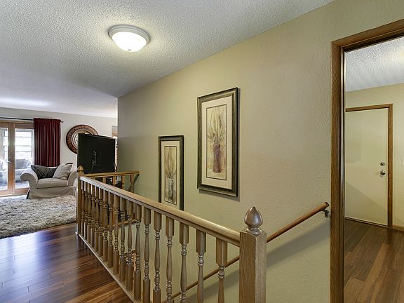 4th image of 5 Knoll Cir W