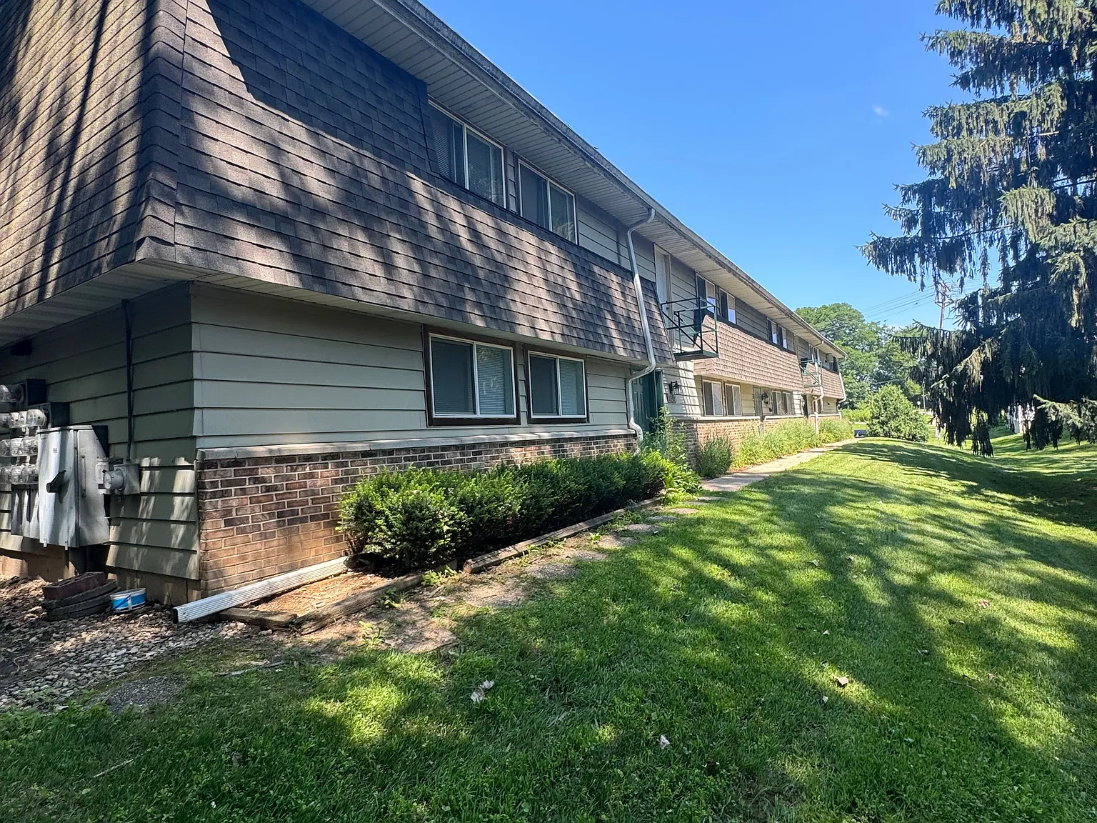 Lagoon Apartments — Photo 4