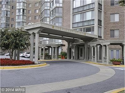 Turnberry Courts lobby entrance